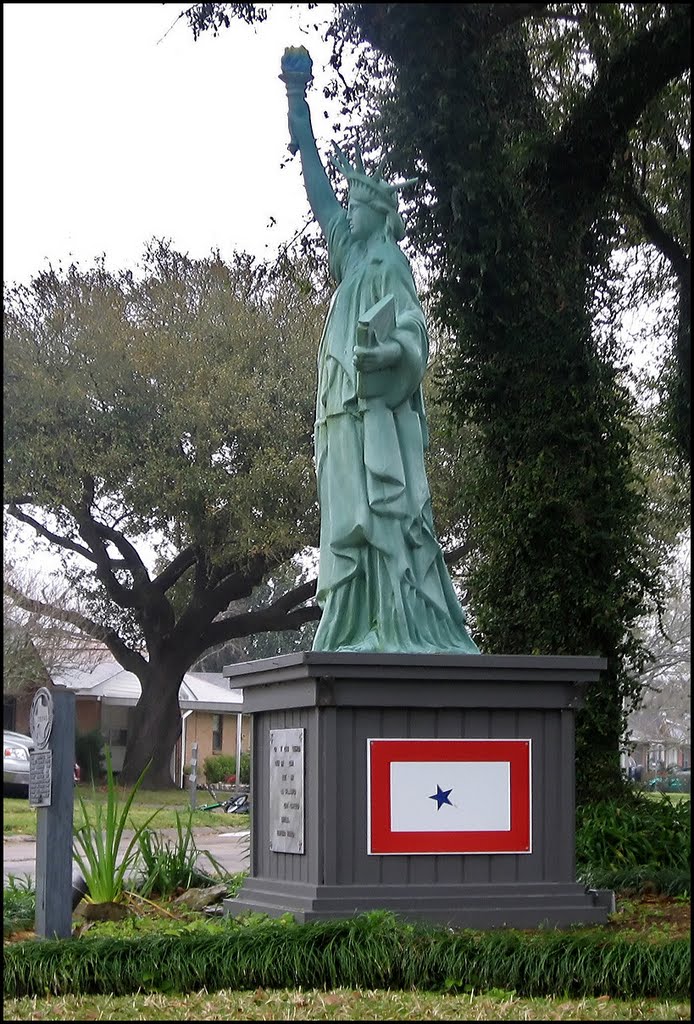 Lady Liberty in Texas -- in a Residential Front Yard, Дир-Парк