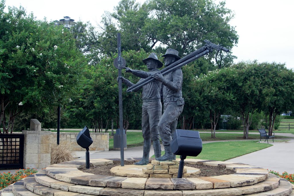 Centennial Park-Monumento en recordacion a los constructores de las vias ferroviarias-Irving-Texas, Ирвинг