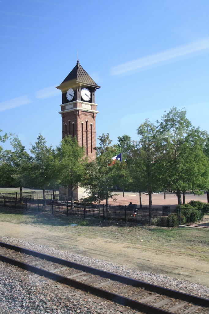 Torre del Reloj en la estación de Irving, vista desde el tren en ruta a Dallas-Texas, Ирвинг