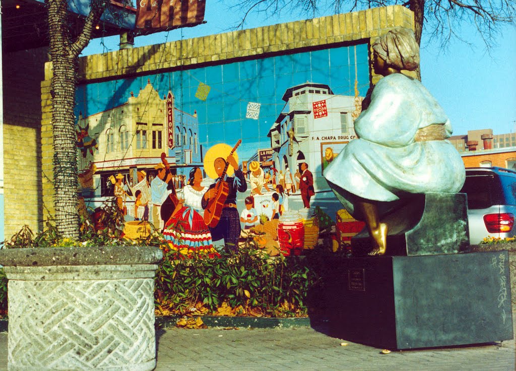 escultura y mural en azulejos a la entrada del centro histórico, Кирби