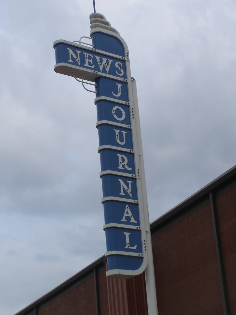 Longview News-Journal Sign behind building, Лонгвью