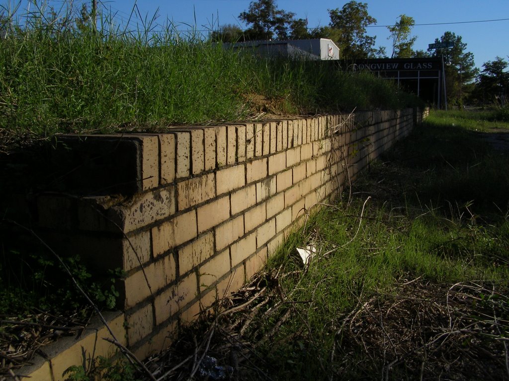 Bricks on side of lot. Longview, Tx, Лонгвью