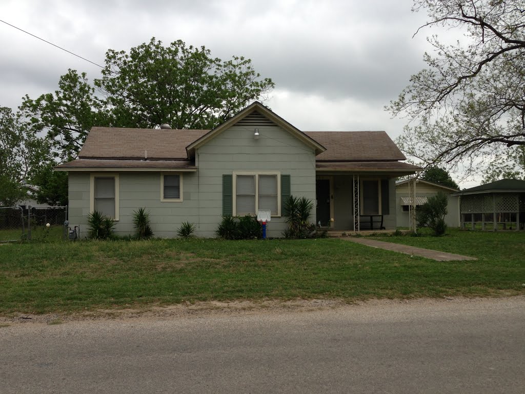A small house in Caldwell County, Texas, Лулинг