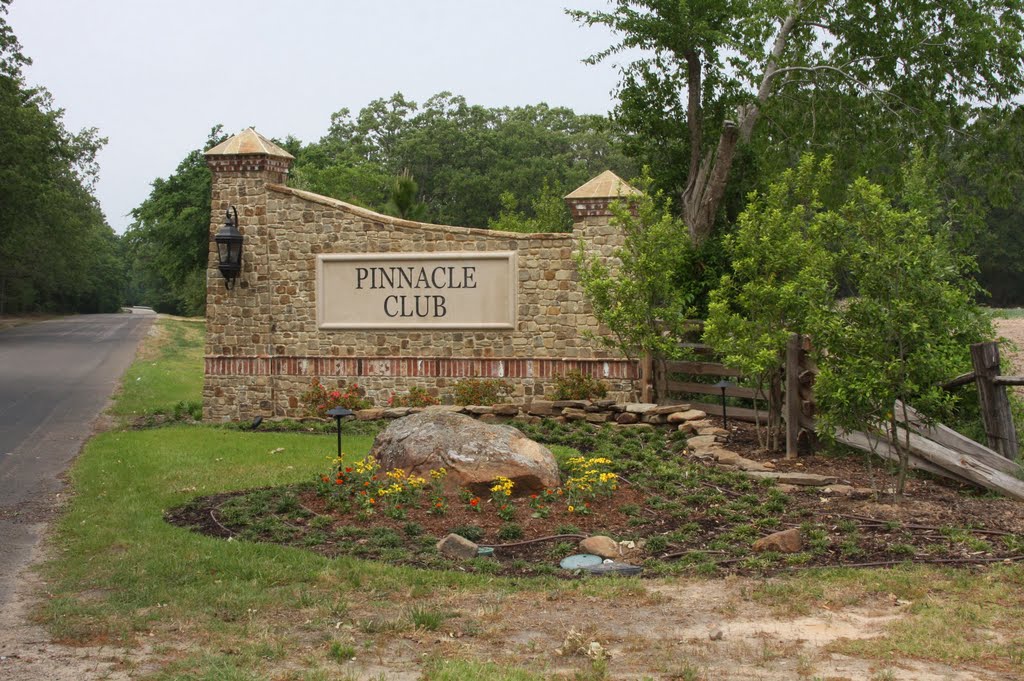 Pinnacle Golf Club Entrance, Малакофф
