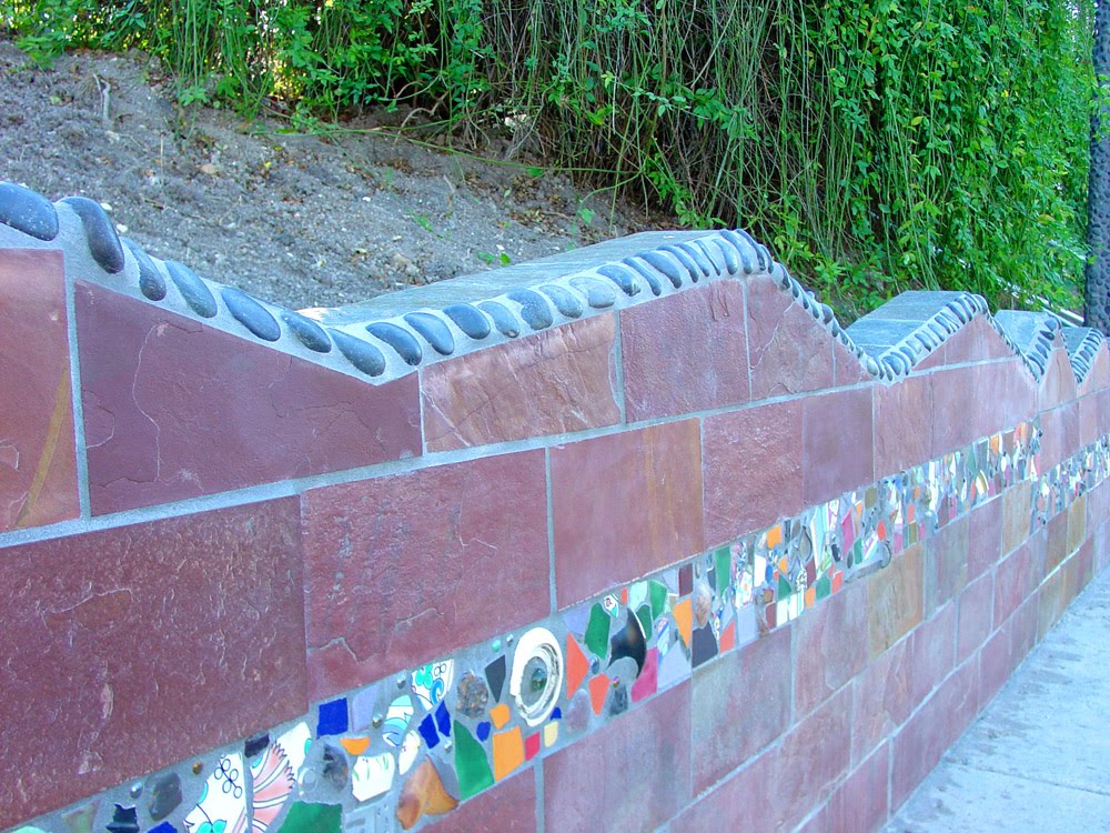 (UNTITLED) FULTON STREET ENHANCEMENTS- Twyla Arthur, 2003. Tile and stone mosaic on retaining wall feature memorabilia collected from area residents; floral mural on underpass support walls, Олмос-Парк