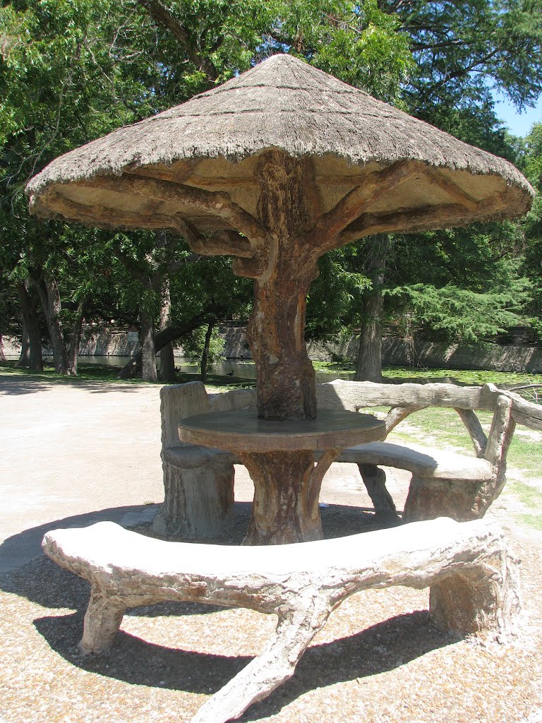 Covered Park Bench-Dionicio Rodriguez, 1930. San Antonio Zoo, Олмос-Парк