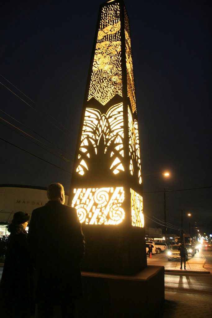 The Beacon- Angel Rodriuguez Diaz, 2008  Perforated cut steel design on all sides and illuminated from within like a luminaria (Mexican tin lamp), the sculpture  becomes a “beacon” at night., Олмос-Парк