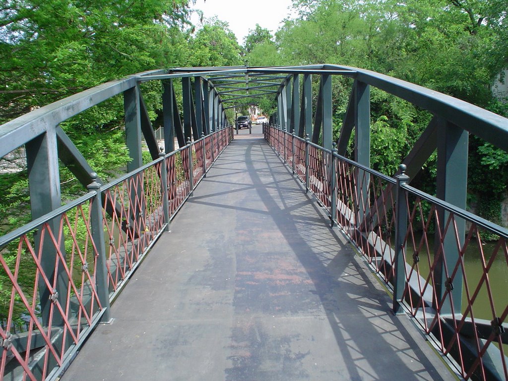 footbridge in San Antonio, Пирсалл