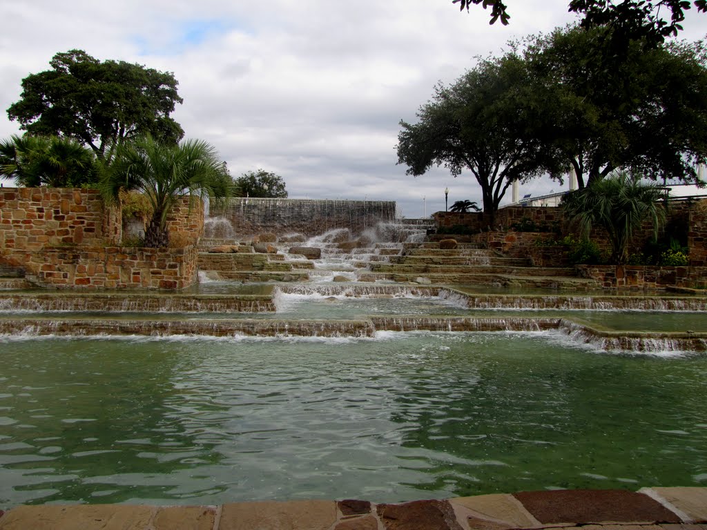 Cascading water at Tower of the Americas, San Antonio, TX - November 5, 2011, Пирсалл