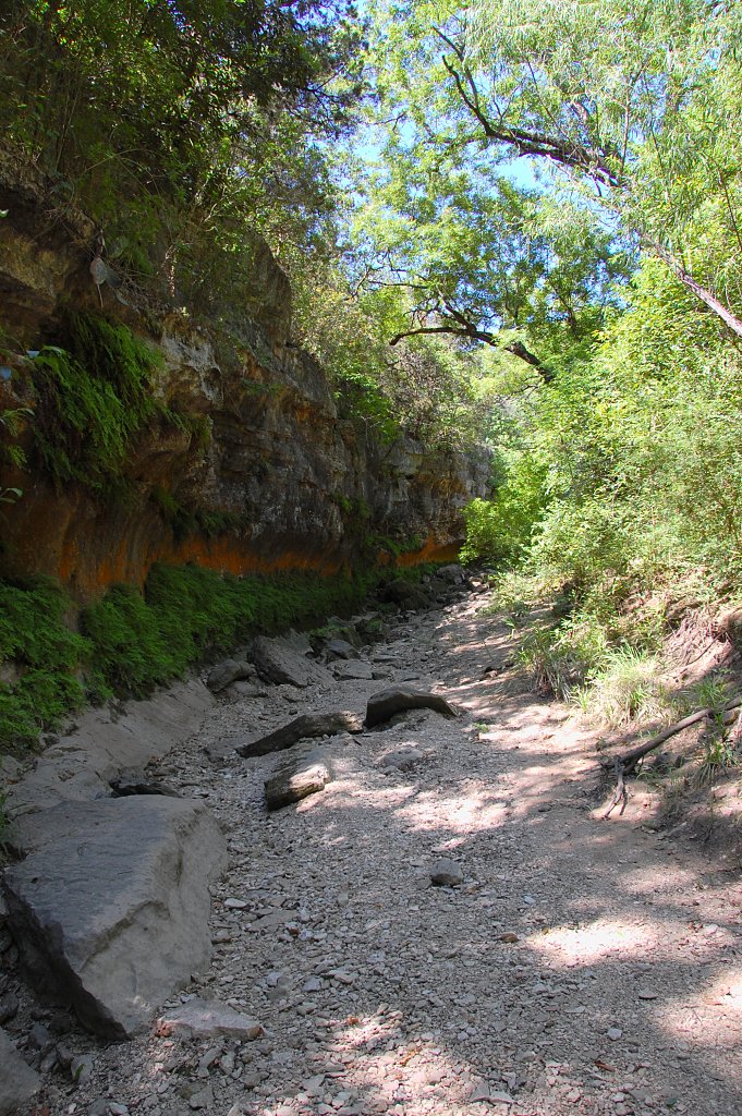 Cliffs along dry creek bed, Zilker Nature Preserve, Austin, Texas, Роллингвуд
