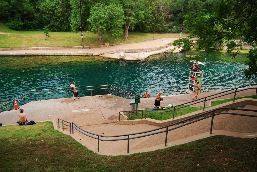 Barton Spring swimming pool, Austin, TX.  The pool is fed by a karst spring which brings water to the surface from the Edwards aquifer.  The cool waters of the park are a center piece of life in Austin., Роллингвуд