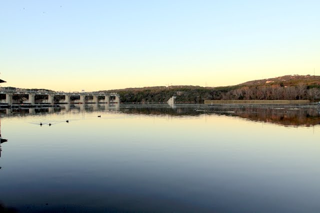 Tom Miller Dam and cattails on other side of Lake Austin, Austin, TX, Роллингвуд