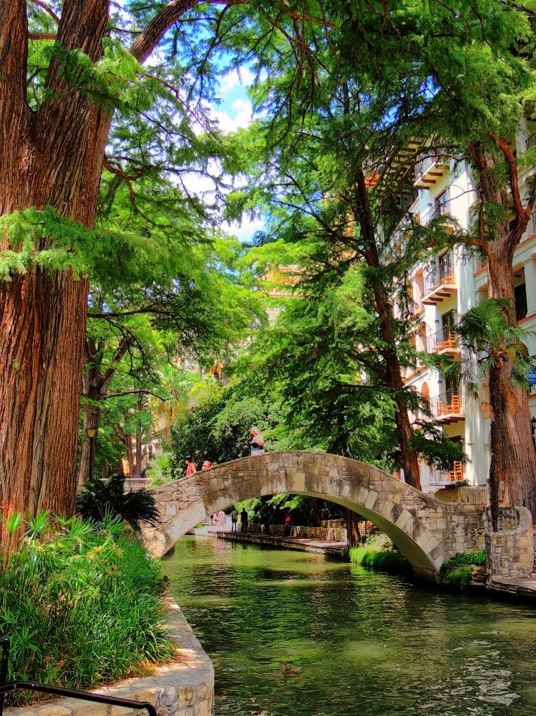 Riverwalk - calm and cool area in the middle of the bustling city San Antonio, Сан-Антонио