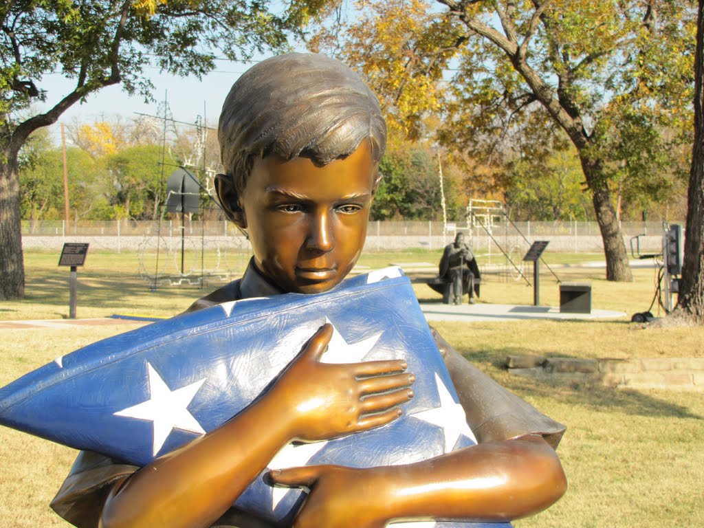 Bronze Sculpture of boy with US flag at Liberty Plaza, Фармерс-Бранч
