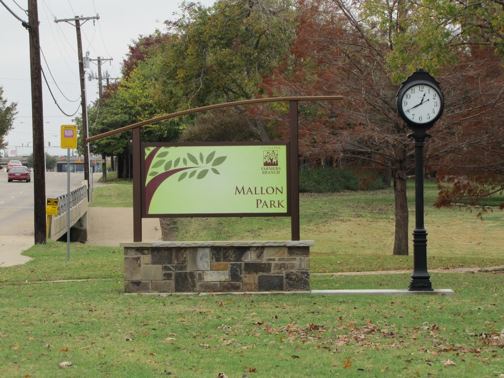 Mallon Park Sign with lamp-post-style Clock, Фармерс-Бранч