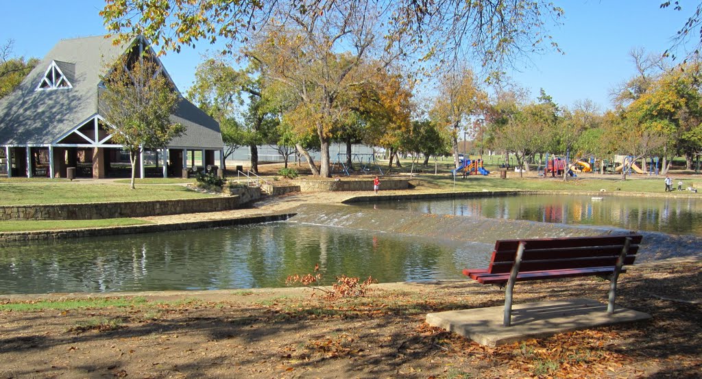 Pavilion, dam, and kids playground in Watterworth Park (view across Rawhide Creek), Фармерс-Бранч