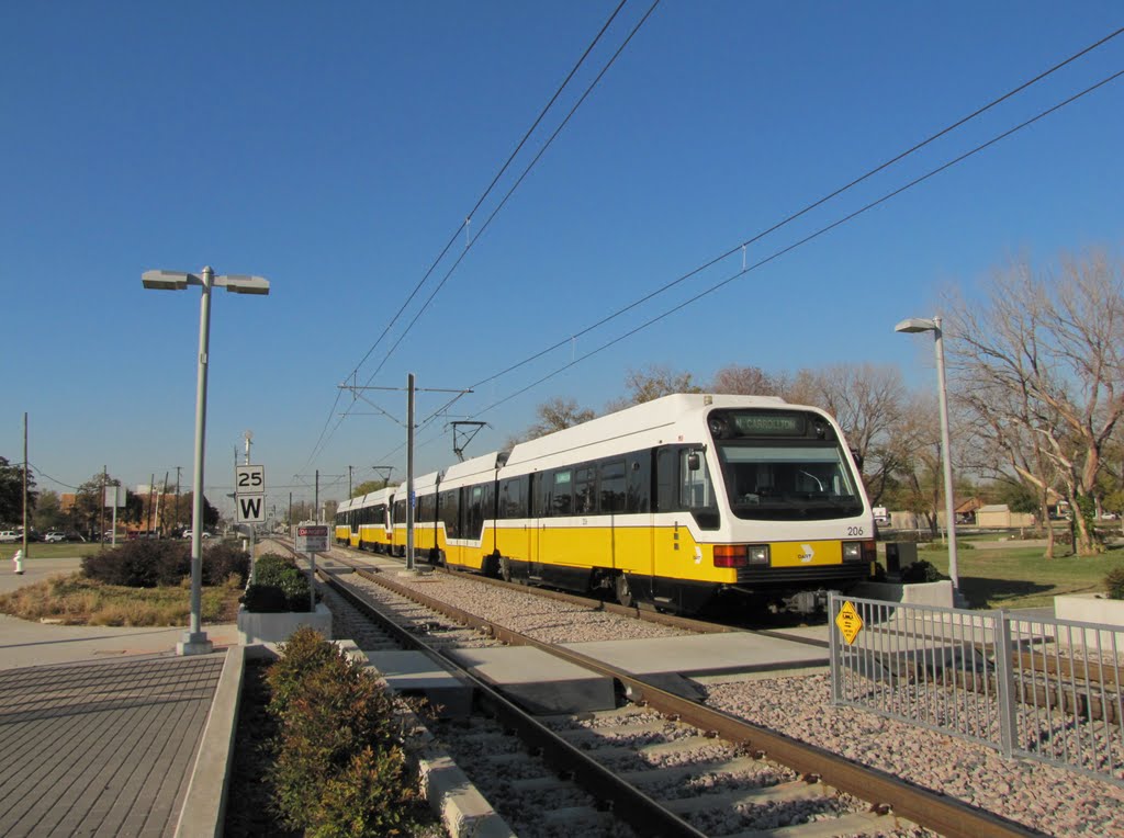 Yellow Green-line DART train in motion near Farmers Branch Station, Фармерс-Бранч