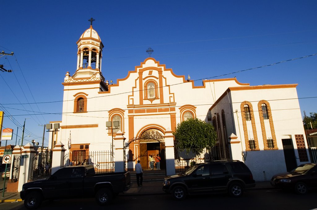Iglesia en Costitucion y Mejia, Эль-Пасо