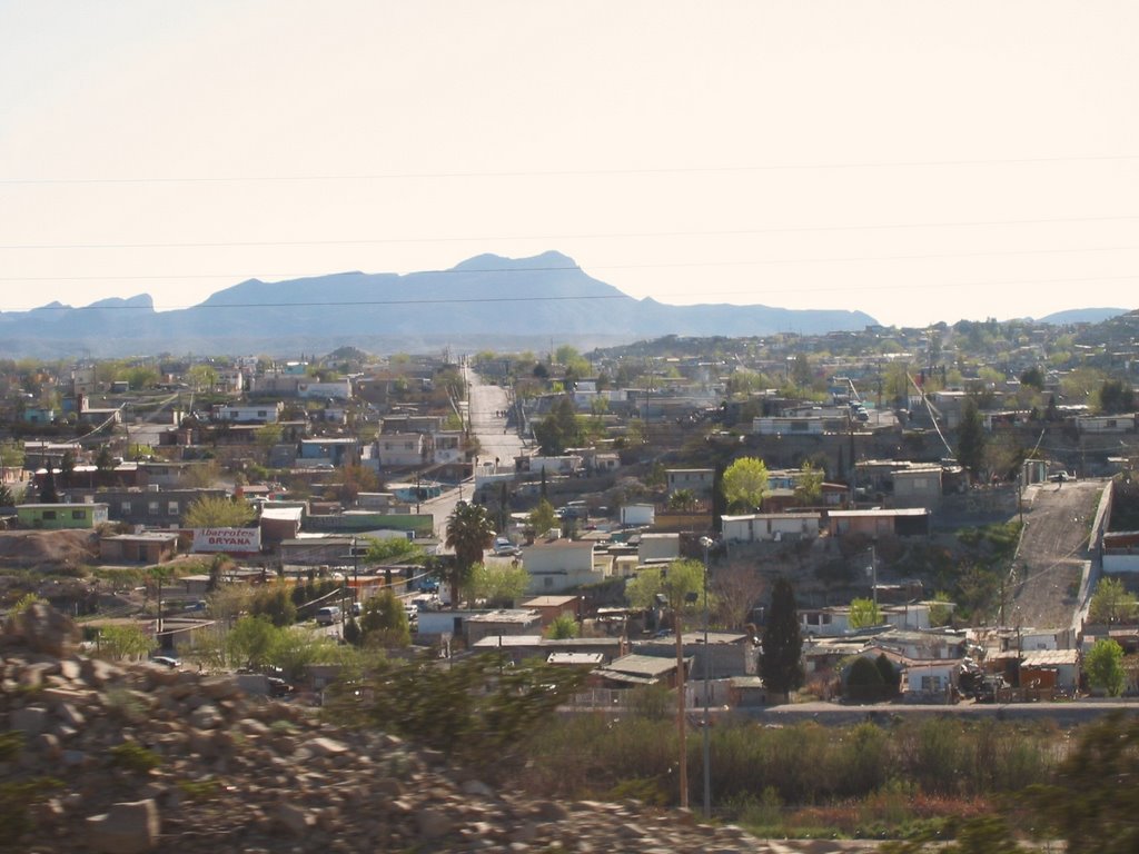 Ciuidad Juares Mexico view from El Paso USA. Сегодня на 2010г. в этом мексиканском городе погибает более 2,000 человек  в войне наркомафий.Больше  во много раз,чем в Багдаде или Кабуле вместе взятых., Эль-Пасо