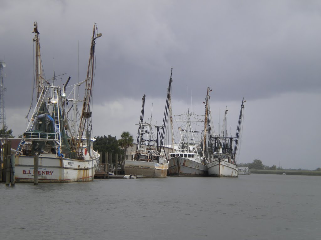 Apalachicola Shrimp Boats & approaching storm, Апалачикола