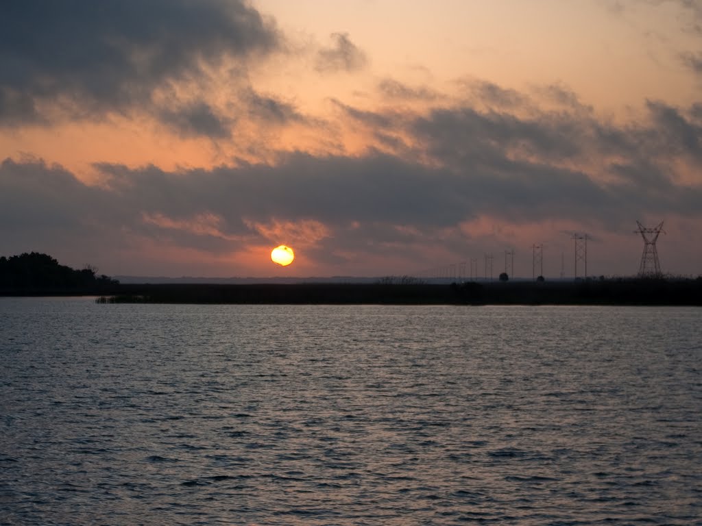 Sunrise across Apalachicola Bay, Апалачикола
