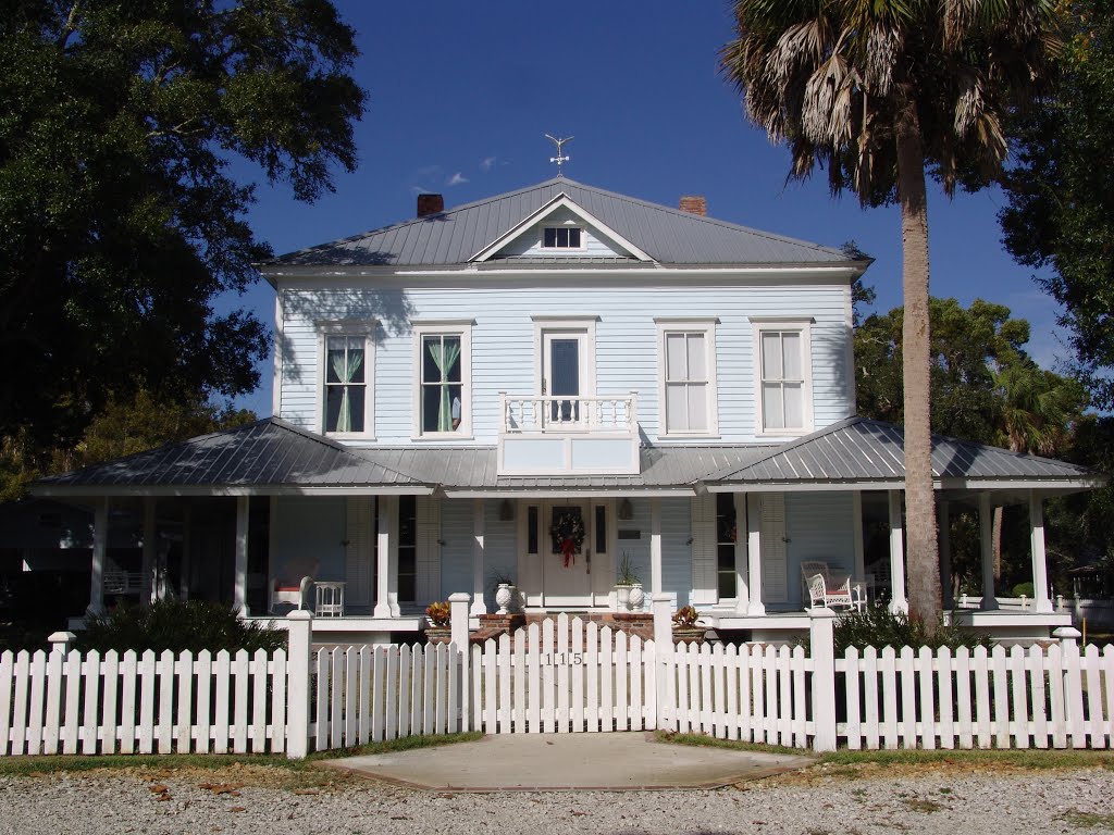 American Four-Square with unique porch, historic Apalachicola Florida (11-27-2011), Апалачикола