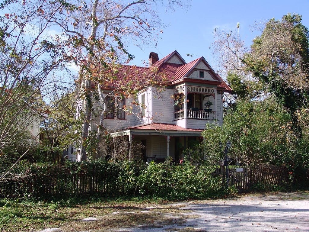 Victorian with Apalachicola style balcony, historic Apalachicola Florida (11-27-2011), Апалачикола
