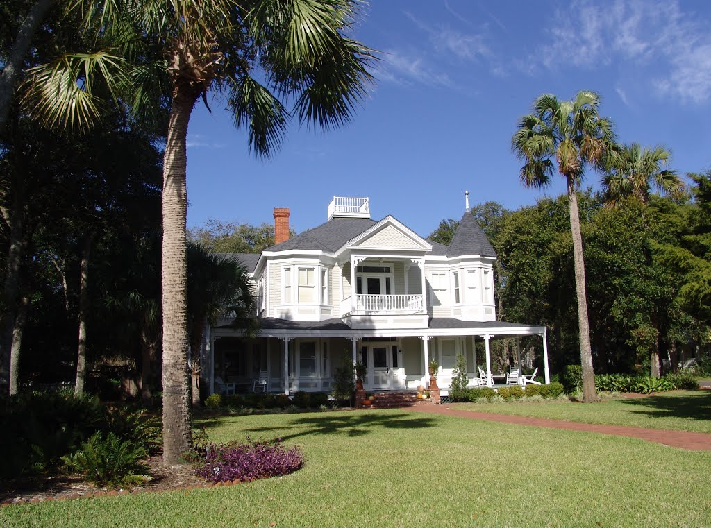 Queen-Anne Victorian, built in 1892, historic Apalachicola Florida (11-27-2011), Апалачикола