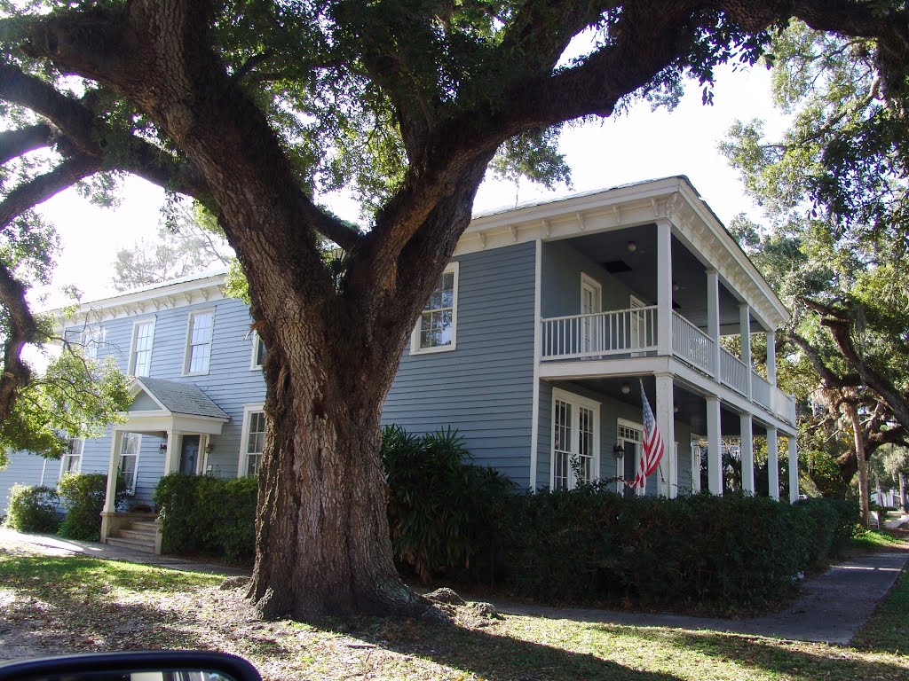 Southern Antebellum house, historic Apalachicola Florida (11-27-2011), Апалачикола
