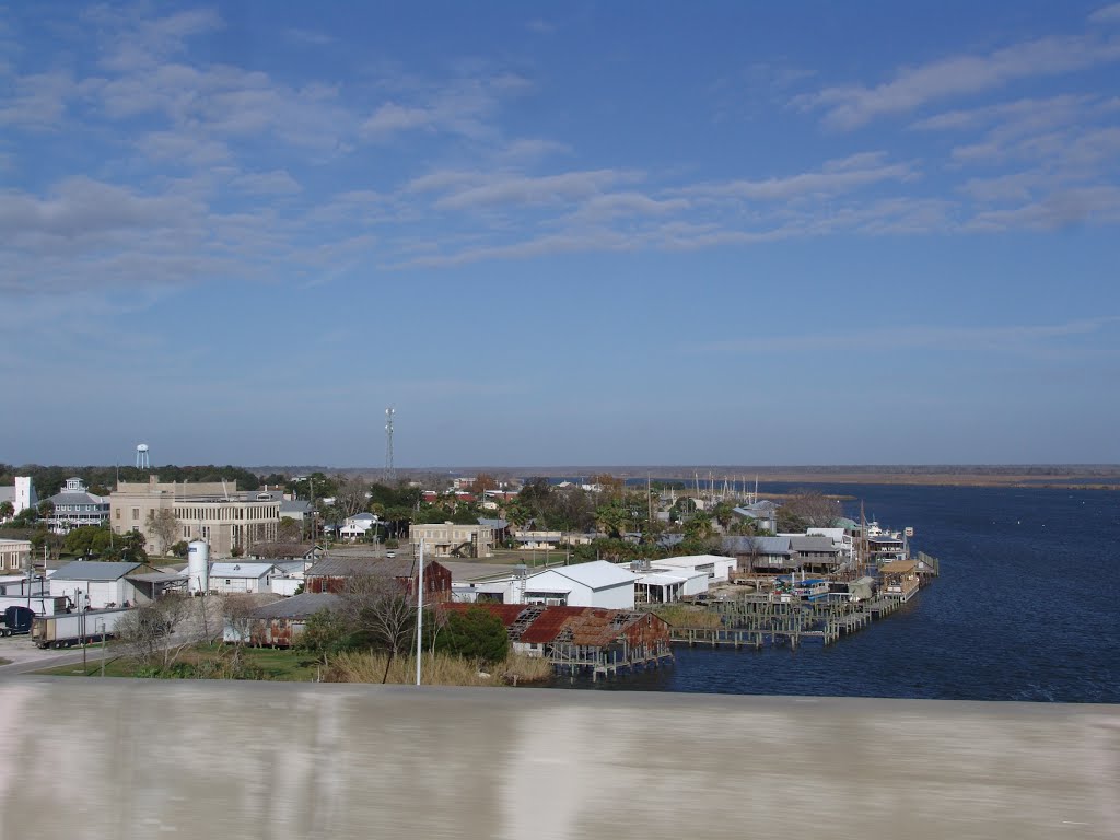 view of the historic town of Apalachicola from atop the Gorrie bridge, at the mouth of Apalachicola River (11-27-2011), Апалачикола