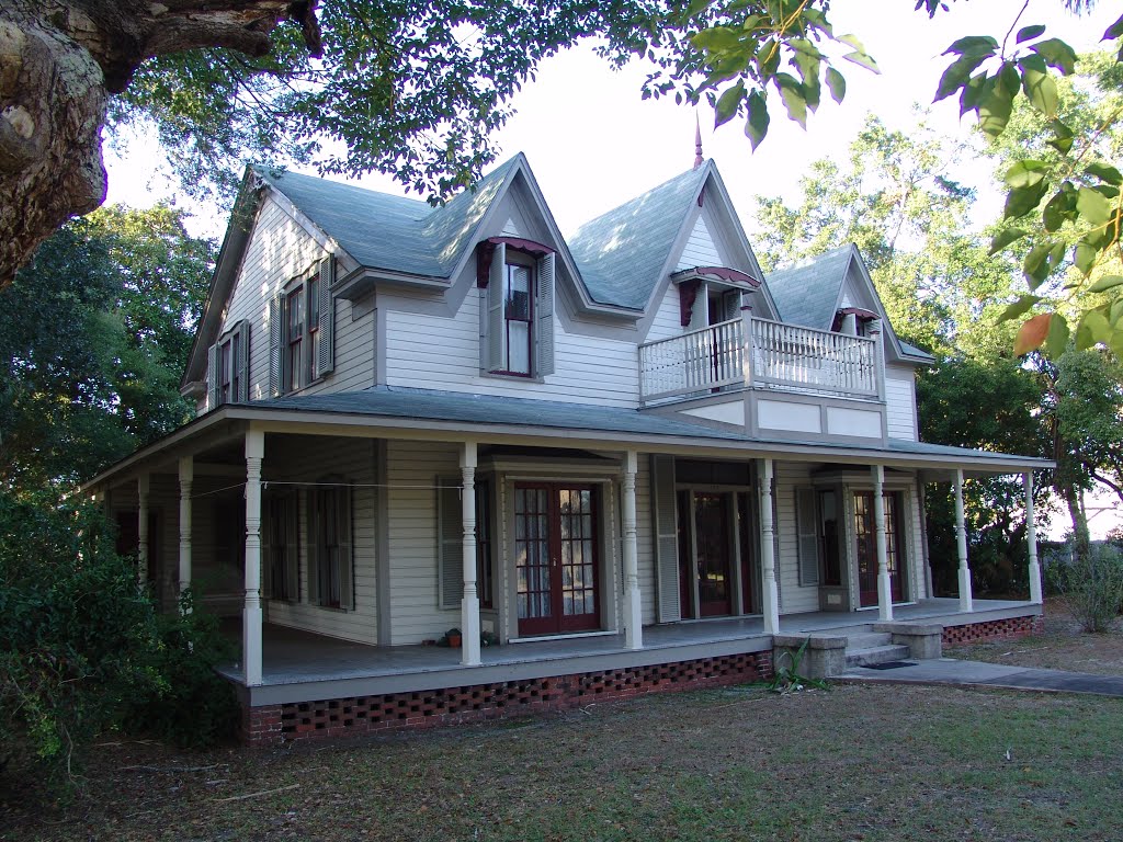 Carpenter Gothic, historic Apalachicola Florida (11-26-2011), Апалачикола
