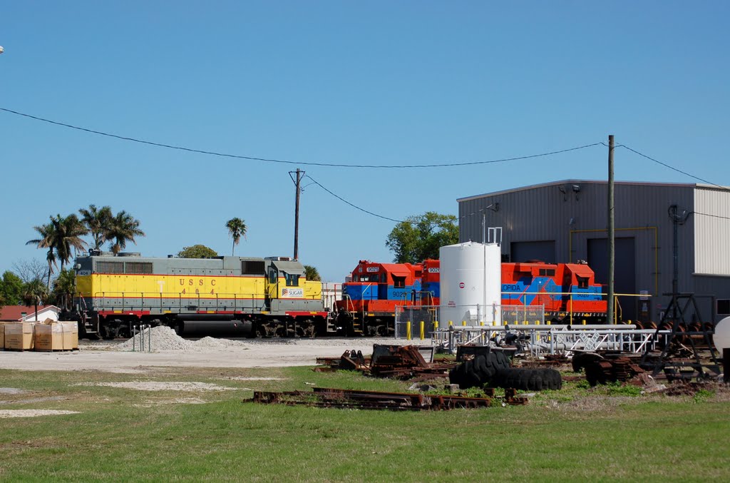 United States Sugar Corporation EMD GP38AC No. 404, South Central Florida Express Railroad EMD GP18 No. 9025 and No. 9026 at Clewiston, FL, Гарлем