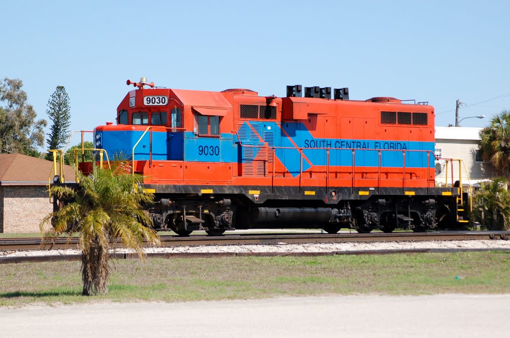 South Central Florida Express Railroad EMD GP18 No. 9030 at Clewiston, FL, Гарлем