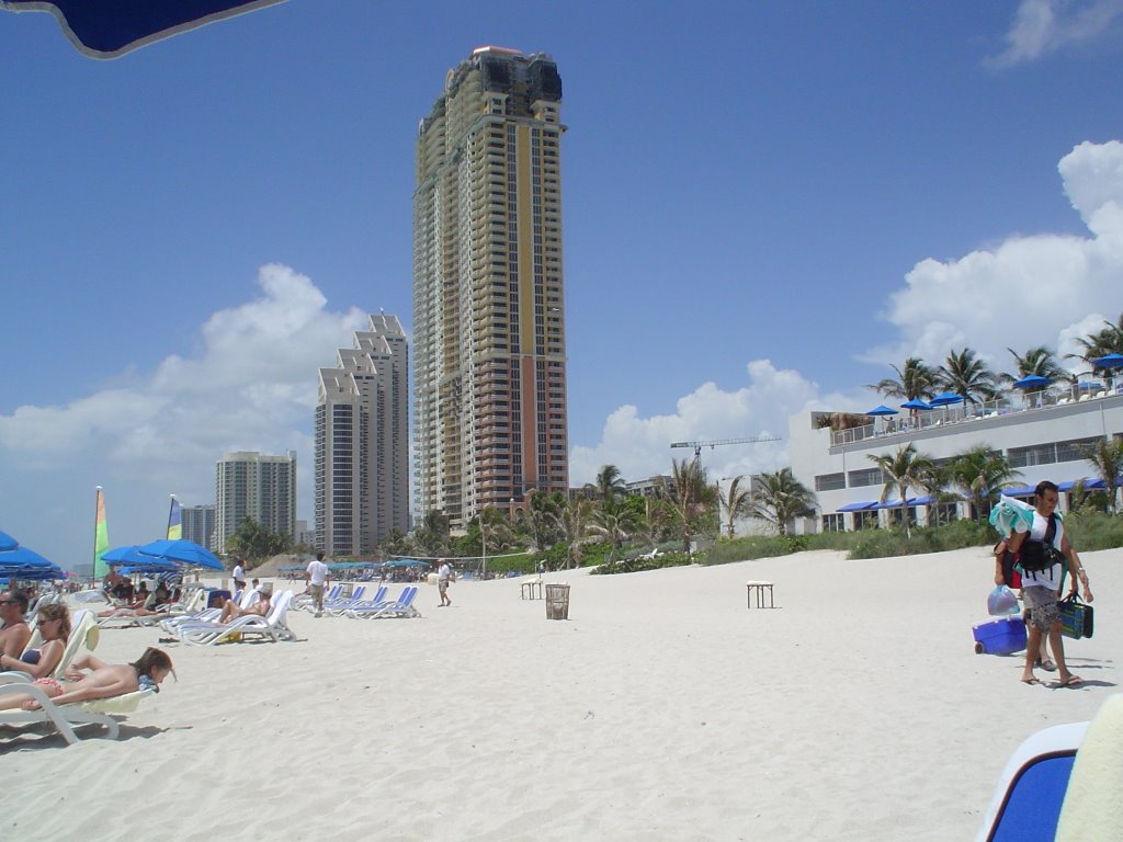 Sunny Isles Beach. Almost one million vacationers visit Sunny Isles Beach each year to enjoy a two-mile long fine sand beach and outdoor activities such as water sports, boating, fishing and tennis, Голден-Бич
