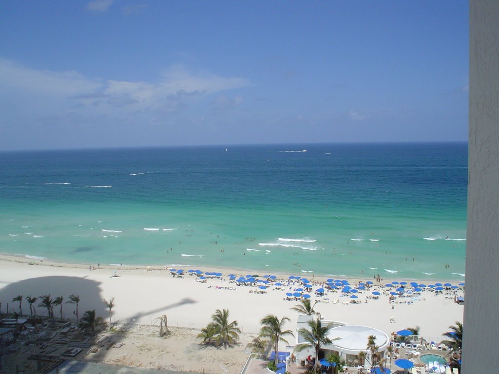 Sunny Isles Beach. Water and beach activities at the Atlantic Ocean are monitored by Sunny Isles Beach lifeguards, Голден-Бич