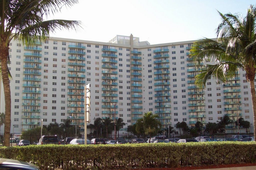 Ocean View Building at Sunny Isles Beach, Голден-Бич