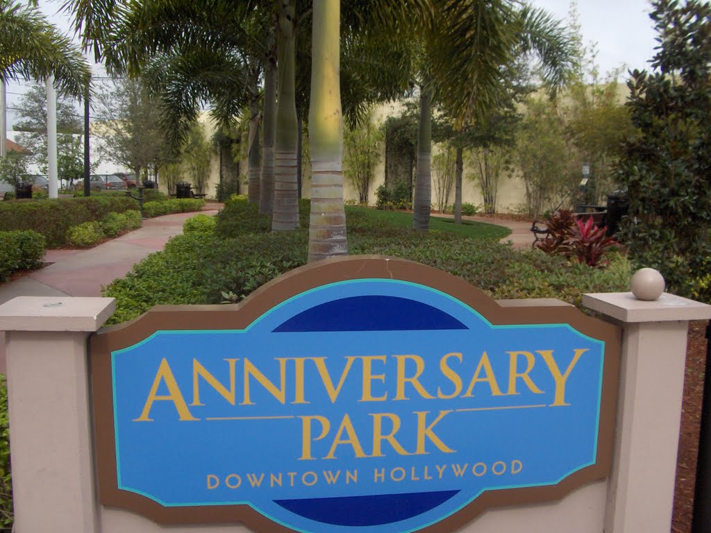 Joli petit parc sur Hollywood Blvd. Nice Oasis Downtown Hollywood, FL., Голливуд