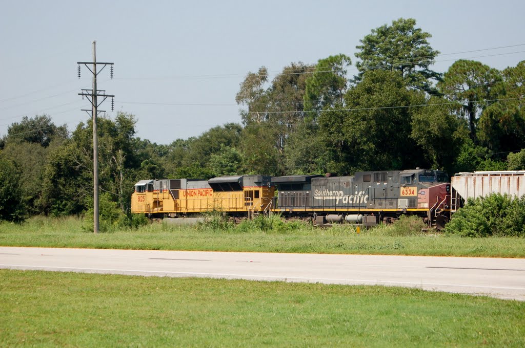 Union Pacific Railroad Locomotives No. 8125 and Ex Southern Pacific Railroad No. 6334 on Florida Midland Railroad tracks at Eagle Lake, FL, Игл-Лейк