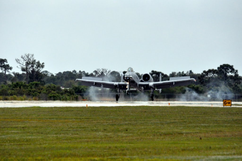 A-10 Warthog touching down at Florida International Airshow at Charlotte County Airport, Кливленд