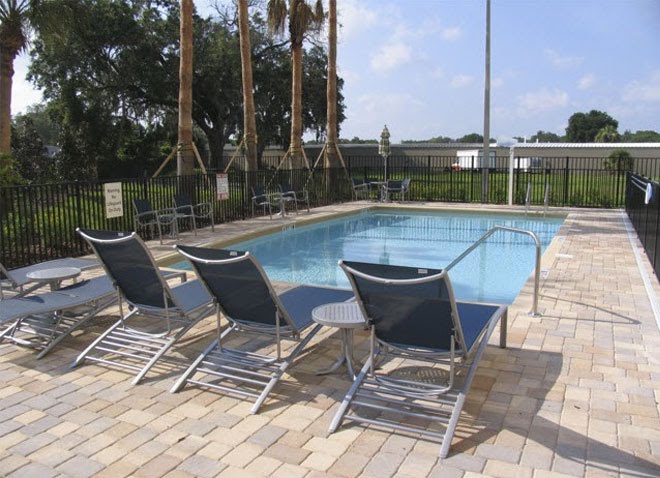 Holiday Inn Express & Suites Largo- Outdoor Pool Sitting Area, Ларго
