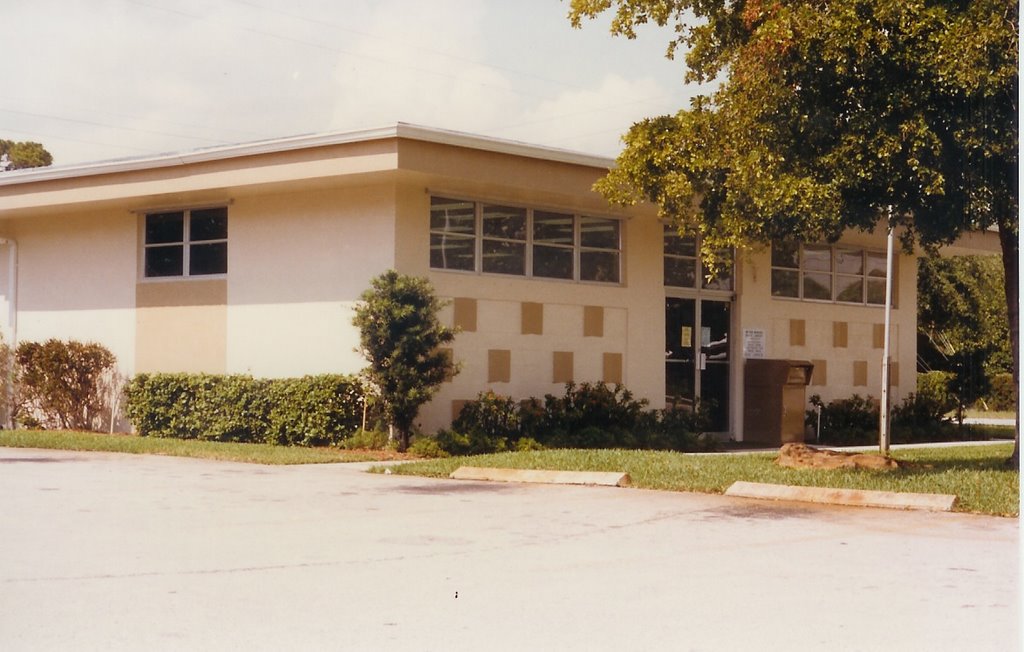 Wilton Manors Library - 1997, Лейзи-Лейк