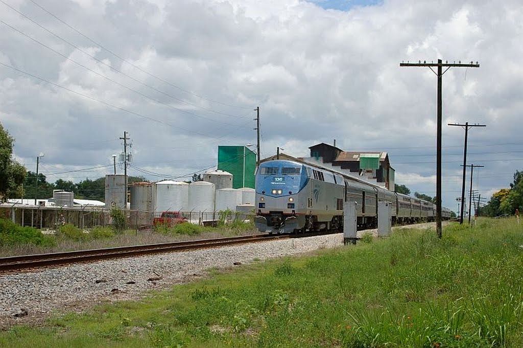 Southbound Amtrak Train No. 91, the "Silver Star", with GE P42DC "Genesis" Locomotive No. 136 in the lead at Lake Alfred, FL, Лейк-Альфред