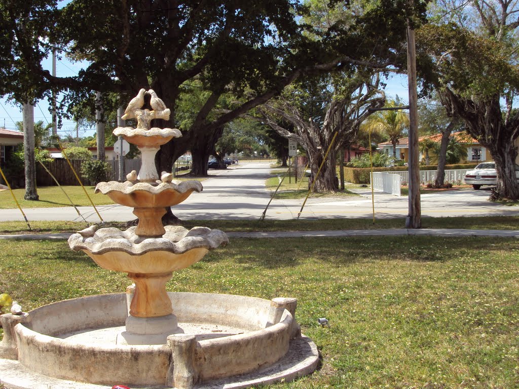 Another Fountain at Miami Springs-Forrest Dr & S Royal Poinciana, Майами-Спрингс