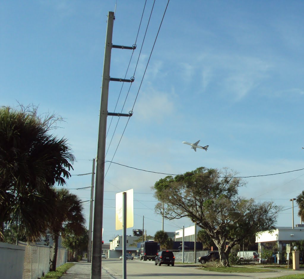 UPS Airplane taking off from Miami airport, Майами-Спрингс