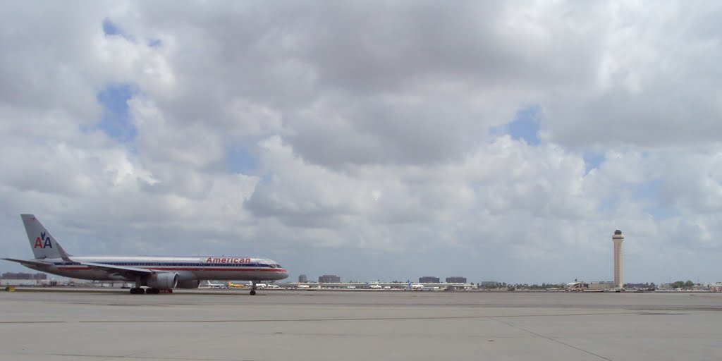 Panoramic of Miami International Airport Tower & AA Boeing 757 ready for take off, Майами-Спрингс