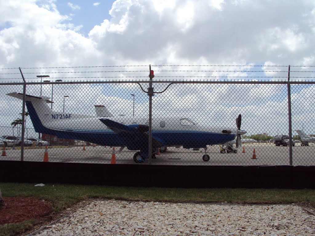 Pilatus PC 12/47 plane parked at MIA, Майами-Спрингс