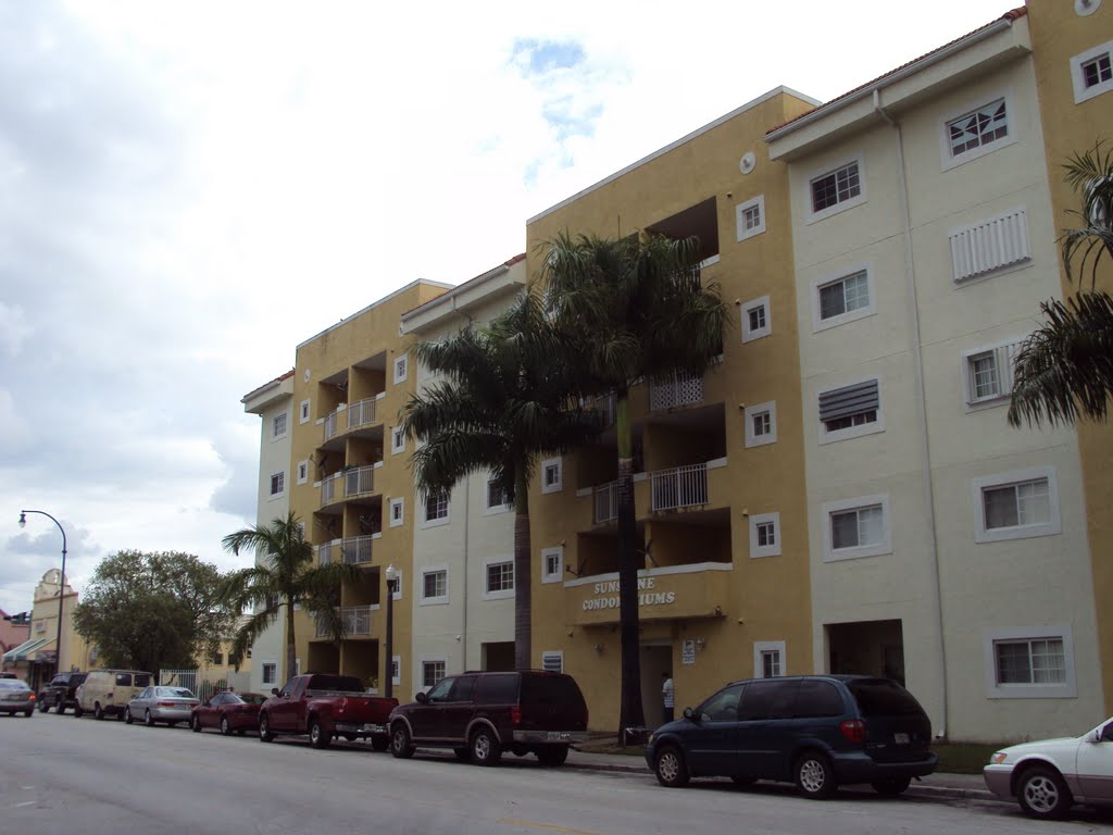 Sunshine Condominium Building-E 3rd St, Майами-Спрингс