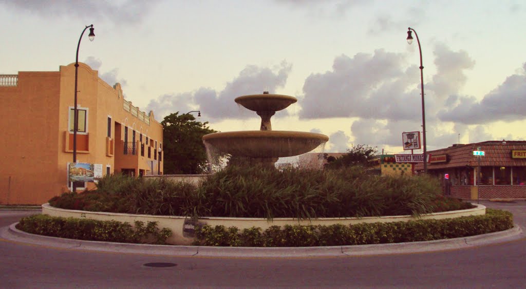 Hialeahs landmark Fountain off Palm Ave & E 17th St, Майами-Спрингс