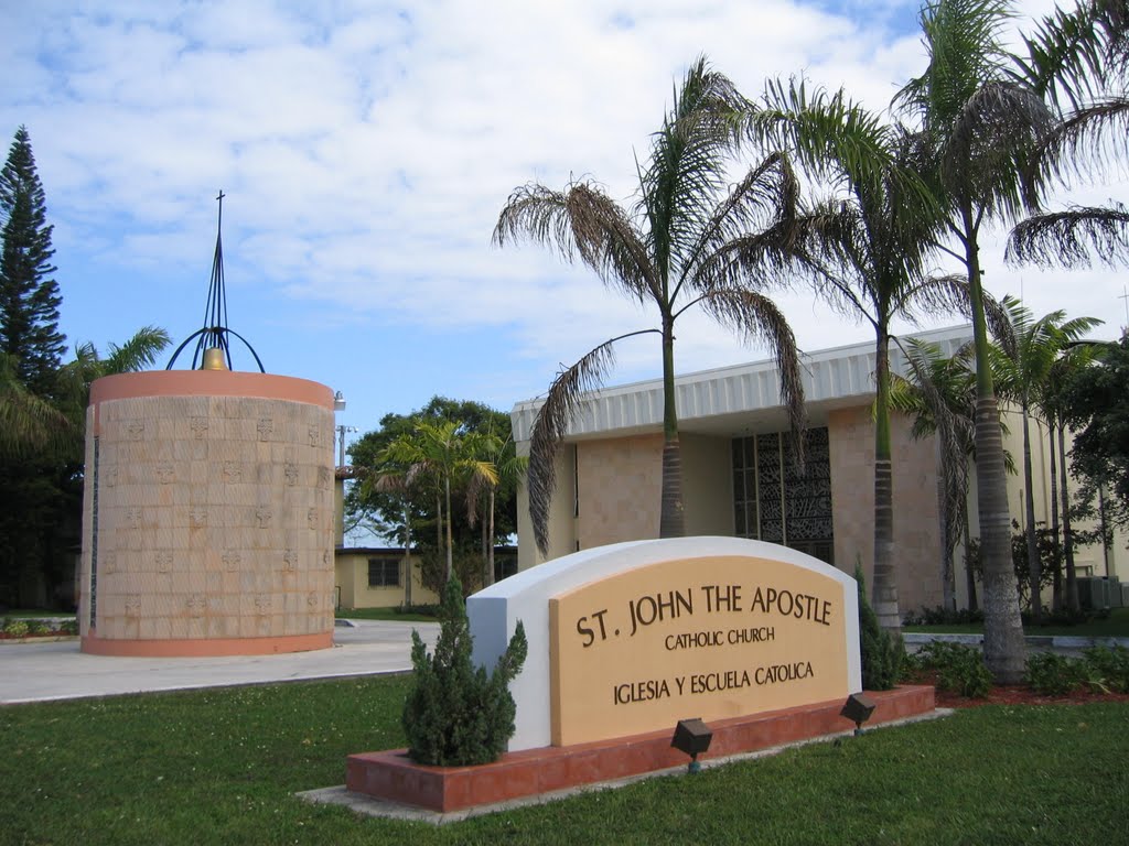 St John The Apostle. Catholic Church in Hialeah, Майами-Спрингс