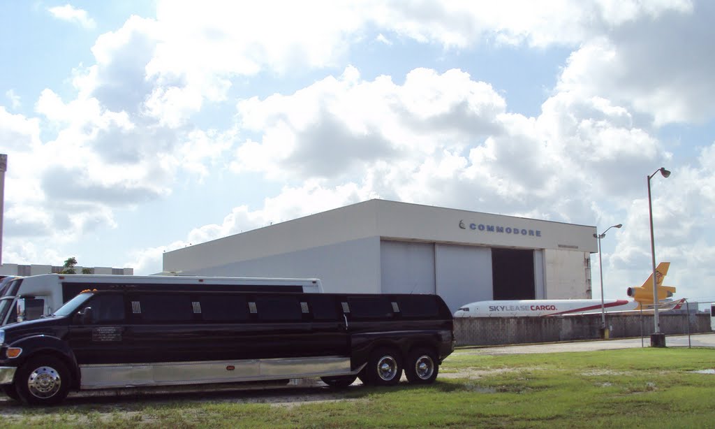 Huge Limousine Truck by the Miami International Airport, Майами-Спрингс